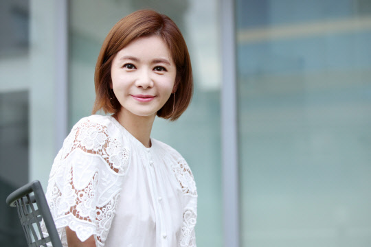 배우 장서희가 지난 9일 서울 강남구 청담동에서 연합뉴스와 인터뷰에 앞서 포즈를 취하고 있다.